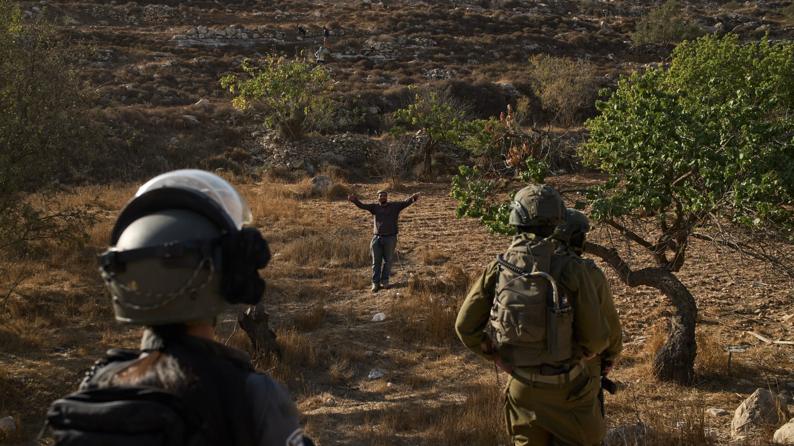 Israeli soldiers confront a Palestinian farmer – Photo - Kron 4
